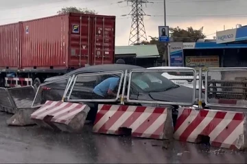 Cầu vượt Tân Thới Hiệp ùn tắc vì va chạm giữa container và ô tô