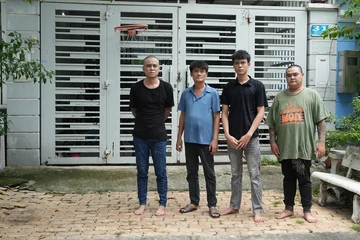 Video bắt khẩn cấp nhóm người mang dao bấm đi chửi bới, đe dọa hàng xóm