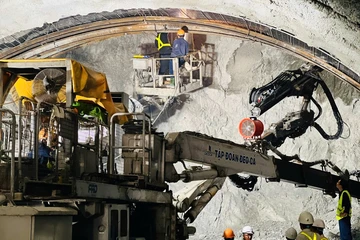 Xuyên dãy Bình Đê, đưa cao tốc Quảng Ngãi-Hoài Nhơn về đích