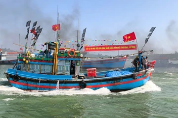 Ngư dân Quảng Ngãi mở biển đầu năm, tàu cá rợp cờ vươn khơi