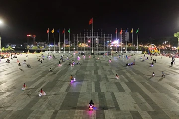 Quảng trường lớn nhất Quảng Ngãi bị biến thành ‘trường đua’ xe điện