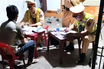 Xe khách 25 chỗ nhồi nhét 61 người, tài xế và chủ xe bị phạt 209 triệu đồng