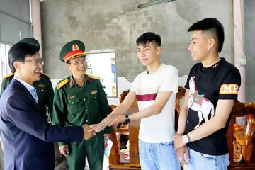 Những cặp song sinh ở Quảng Ngãi viết đơn tình nguyện nhập ngũ