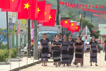 Bản làng ở Quảng Ngãi rực rỡ cờ hoa chờ ngày đi bầu cử