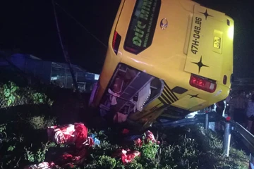 Lật xe khách ở Quảng Ngãi, 9 người thoát nạn