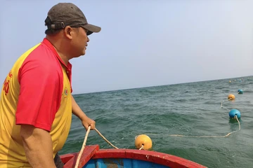 Thả phao khoanh vùng an toàn tại bãi biển đẹp nhất Quảng Ngãi trước cao điểm du lịch