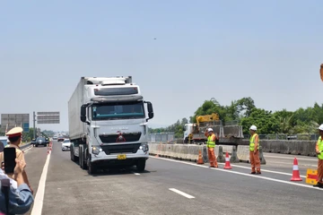 Chùm ảnh: Những phương tiện đầu tiên được đi vào cao tốc Quảng Ngãi - Hoài Nhơn