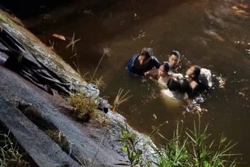 Một gia đình trả lại 440 triệu chuyển khoản nhầm, cứu 3 người rơi xuống kênh