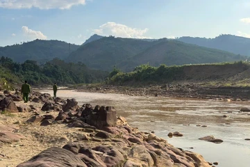 Nhiều người dân đãi vàng dọc bờ sông Đakrông ở Quảng Trị