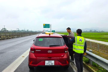 Thót tim cảnh 2 du khách đứng vẫy tay xin đi nhờ xe trên cao tốc