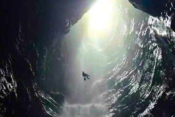 Phát hiện hang động sâu 350 m có thác chảy bên trong Phong Nha - Kẻ Bàng