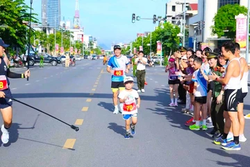 Bé 4 tuổi chạy bộ 2 km, hưởng ứng tháng hành động phòng, chống ma túy