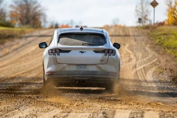 Đạp hết ga sẽ gây những hư hỏng trên ô tô ra sao?