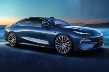 Trời nắng nóng, có nên bật điều hòa khi ô tô chạy?