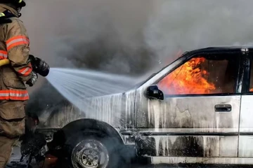 Vì sao để kính mắt trong ô tô có thể gây cháy xe?