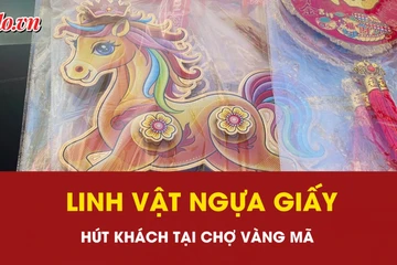 TP.HCM: Linh vật Ngựa giấy hút khách tại chợ vàng mã