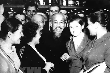 Kỷ niệm 136 năm Ngày sinh Bác Hồ: Ánh sáng Hồ Chí Minh soi đường cho chúng ta đi