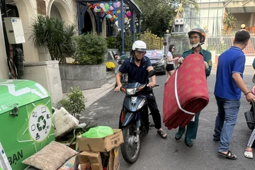 TP.HCM: Phường Phú Nhuận hỗ trợ người dân thu gom rác thải cồng kềnh