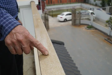 Bụi màu bao phủ nhà dân ở Hải Phòng