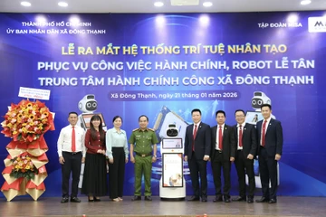 Robot AI làm lễ tân tại Trung tâm hành chính công xã Đông Thạnh
