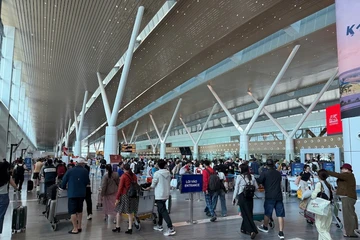 Sân bay Tân Sơn Nhất đón lượng khách 'khủng' nhất lịch sử trong ngày mùng 6 Tết