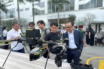 Ly cà phê không đi đường bộ mà bay đến tay người dùng: Drone giao hàng sớm phổ biến?