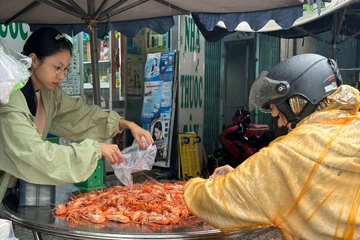 Người dân TP.HCM đội mưa đi sắm lễ ngày vía Thần Tài, siêu thị cũng tất bật 'nướng' cá