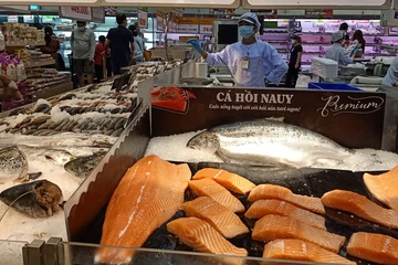 Cá hồi, cua hoàng đế... nhập khẩu 'kẹt cứng' nhưng nhiều mặt hàng lại có cơ hội