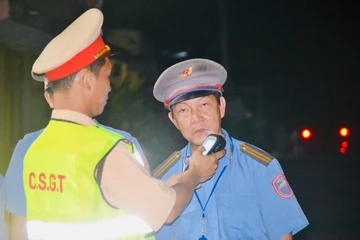 CSGT kiểm tra nồng độ cồn nhân viên đường sắt Ga Sông Phan