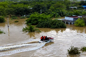Khen thưởng nhóm 'chiến binh jetski' cứu hàng trăm người trong lũ dữ