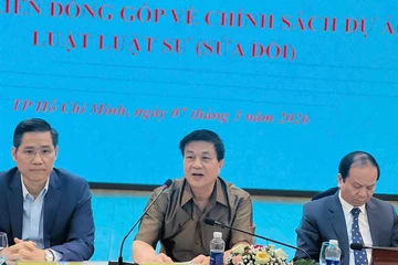 Nên giao cơ quan nào tổ chức kỳ thi luật sư?