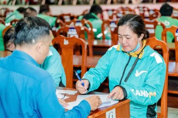 Hỗ trợ tài xế xe ôm tại TP.HCM trong đề án chuyển đổi 400.000 xe máy chạy xăng