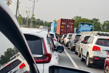 Lái xe trên cao tốc dịp Tết gặp sự cố cần làm gì để không bị phạt nguội?