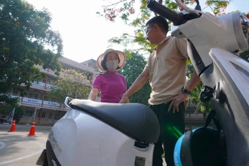 Học sinh TP.HCM thích thú trải nghiệm xe máy điện VinFast, mẫu xe mới Amio gây 'sốt'