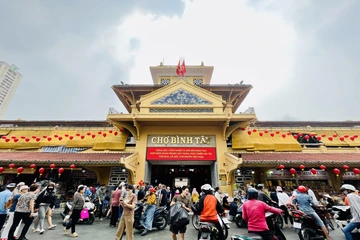 Người dân rủ nhau sắm Tết, sức mua bùng nổ ngày cuối năm