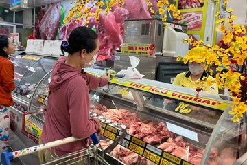 27 Tết hàng hóa đổ về 3 chợ đầu mối ở TP.HCM tăng mạnh, giá thịt heo tăng cao