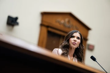 Ông Trump sa thải Bộ trưởng An ninh Nội địa sau làn sóng chỉ trích truy quét nhập cư