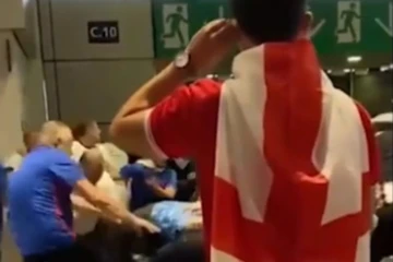 Wembley lộn xộn ‘vé lậu’ vỡ sân và để hooligan đàn áp CĐV Ý