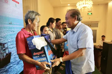 Chương trình 'Cùng ngư dân thắp sáng đèn trên biển' đến Bình Thuận