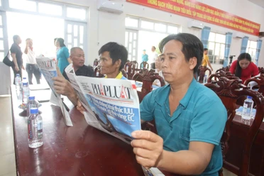 Chương trình Cùng ngư dân thắp sáng đèn trên biển đến với bà con ngư dân tỉnh Trà Vinh