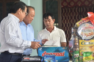 ‘Cùng ngư dân thắp sáng đèn trên biển’ tặng quà cho ngư dân Quảng Bình