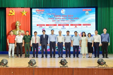 Chùm ảnh chương trình 'Cùng ngư dân thắp sáng đèn trên biển' tại Nam Định