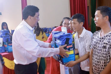 Chùm ảnh 'Cùng ngư dân thắp sáng đèn trên biển' tại Nghệ An