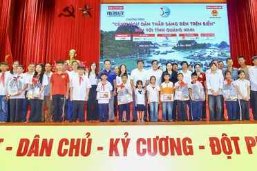 'Cùng ngư dân thắp sáng đèn trên biển' tiếp sức để bà con Quảng Ninh yên tâm vươn khơi, bám biển