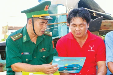 Lực lượng biên phòng Trà Vinh xuống tận tàu cá để tuyên truyền cho ngư dân tuân thủ pháp luật khi đánh bắt hải sản.