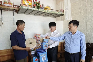 Chương trình 'Cùng ngư dân thắp sáng đèn trên biển' đến với bà con ngư dân tỉnh Thái Bình 