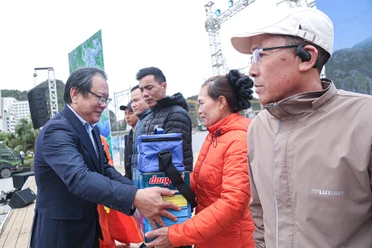 Ngư dân Hải Phòng vững tin vươn khơi, thắp sáng đèn trên biển