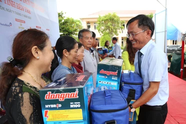 Ông Nguyễn Đức Hiển, Phó Tổng Biên tập thường trực báo Pháp Luật TP.HCM, trao quà cho ngư dân tỉnh Bến Tre vào ngày 10-11-2023. Ảnh: HOÀNG GIANG