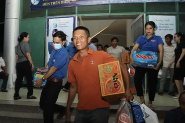 Toàn cảnh Chương trình 'Cùng ngư dân thắp sáng đèn trên biển' đến với ngư dân Ninh Thuận