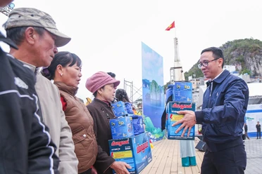 Chùm ảnh 'Cùng ngư dân thắp sáng đèn trên biển' tại Hải Phòng